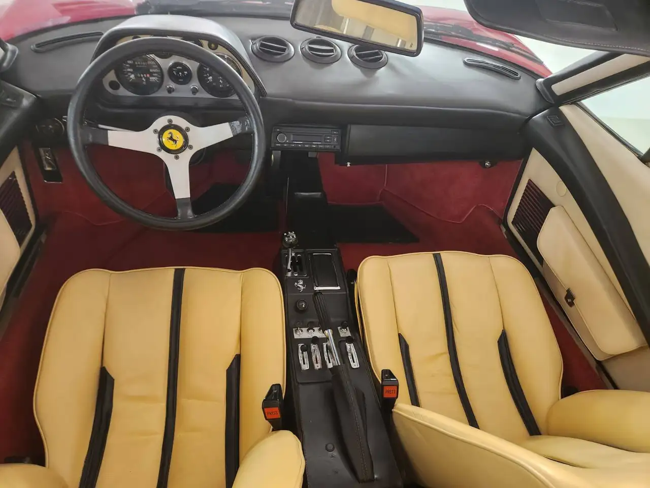 Ferrari 308 GTS Vergaser roter Teppich Magnum, foto 7