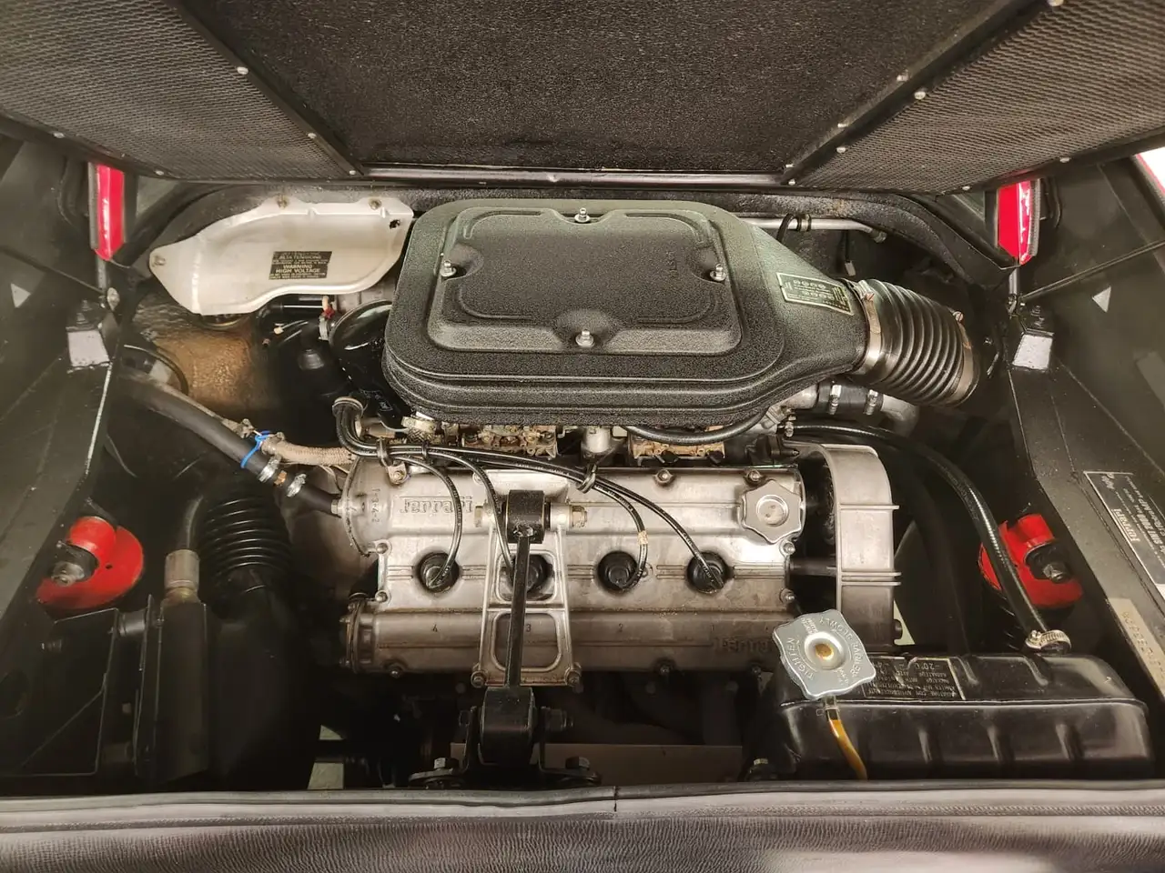 Ferrari 308 GTS Vergaser roter Teppich Magnum, foto 11