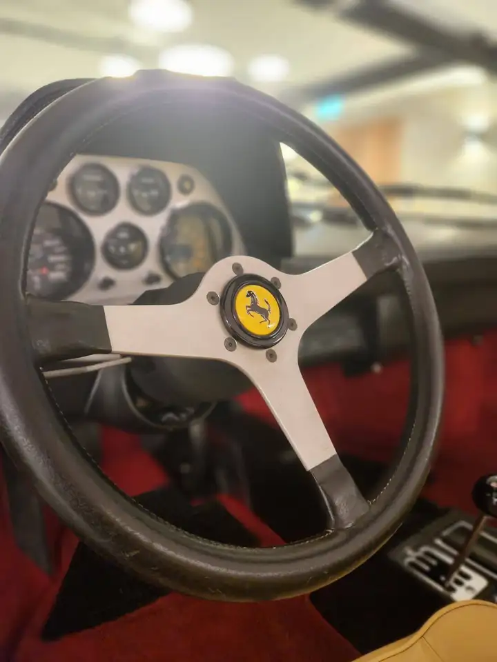 Ferrari 308 GTS Vergaser roter Teppich Magnum, foto 10