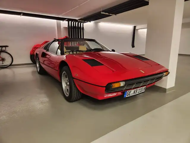 Ferrari GTS Vergaser roter Teppich Magnum