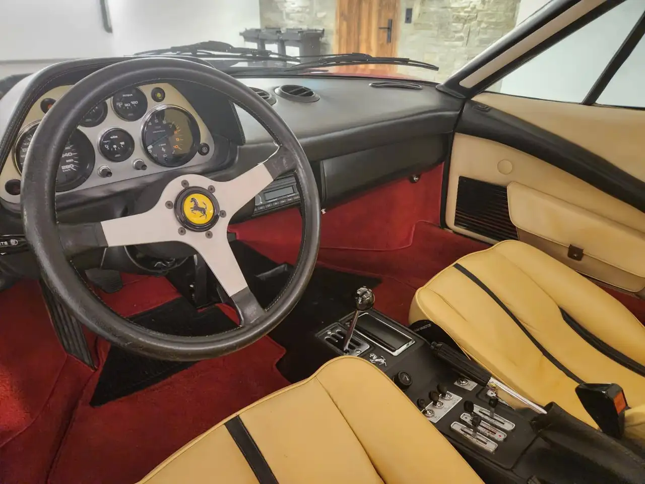 Ferrari 308 GTS Vergaser roter Teppich Magnum, foto 8