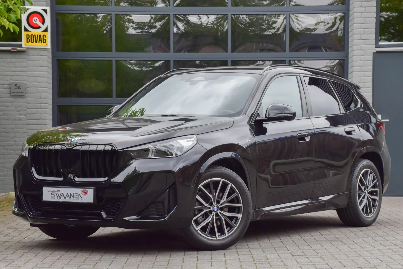 BMW X1 sDrive18i M Sport | CarPlay | Camera | Fabrieksgar Zwart - 1