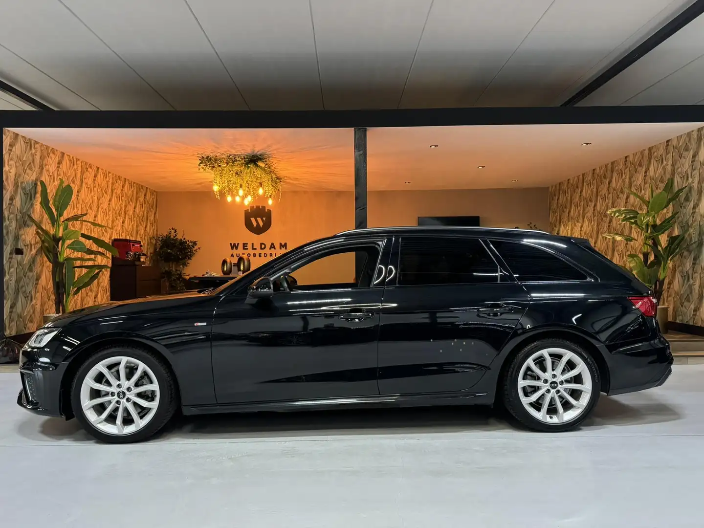 Audi A4 Avant 35 TFSI S Line Garantie Camera Elek Achterkl Zwart - 1