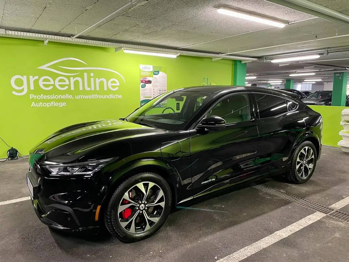 Ford Mustang Mach-E AWD Standard Range Schwarz - 1