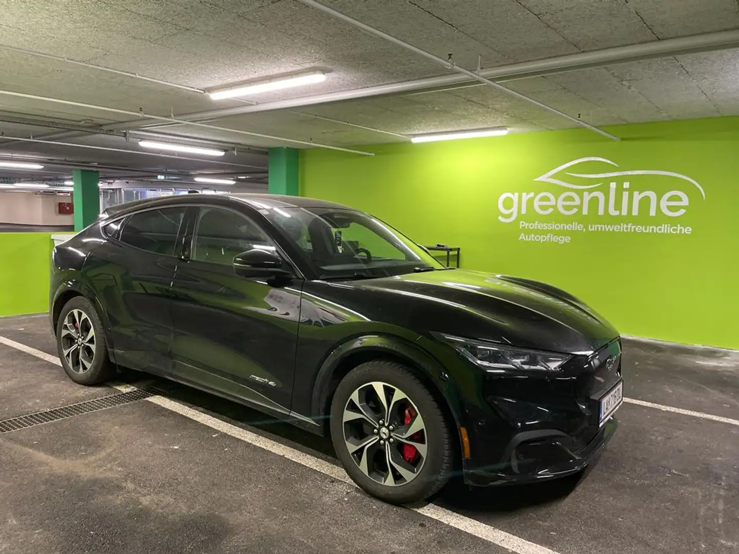 Ford Mustang Mach-E AWD Standard Range Schwarz - 2