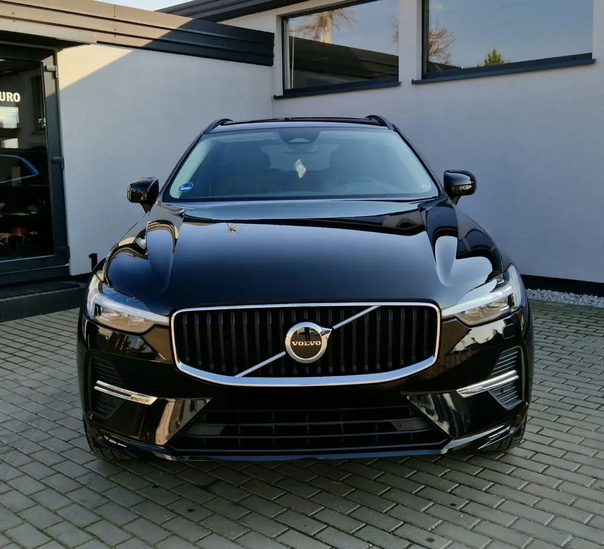 Volvo XC60 Momentum Pro AWD Schwarz - 2