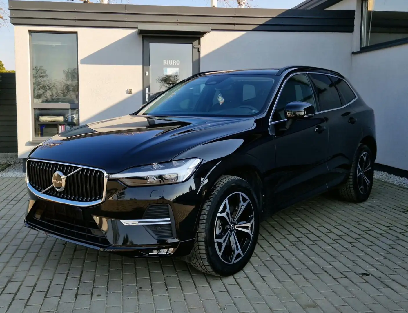 Volvo XC60 Momentum Pro AWD Schwarz - 1