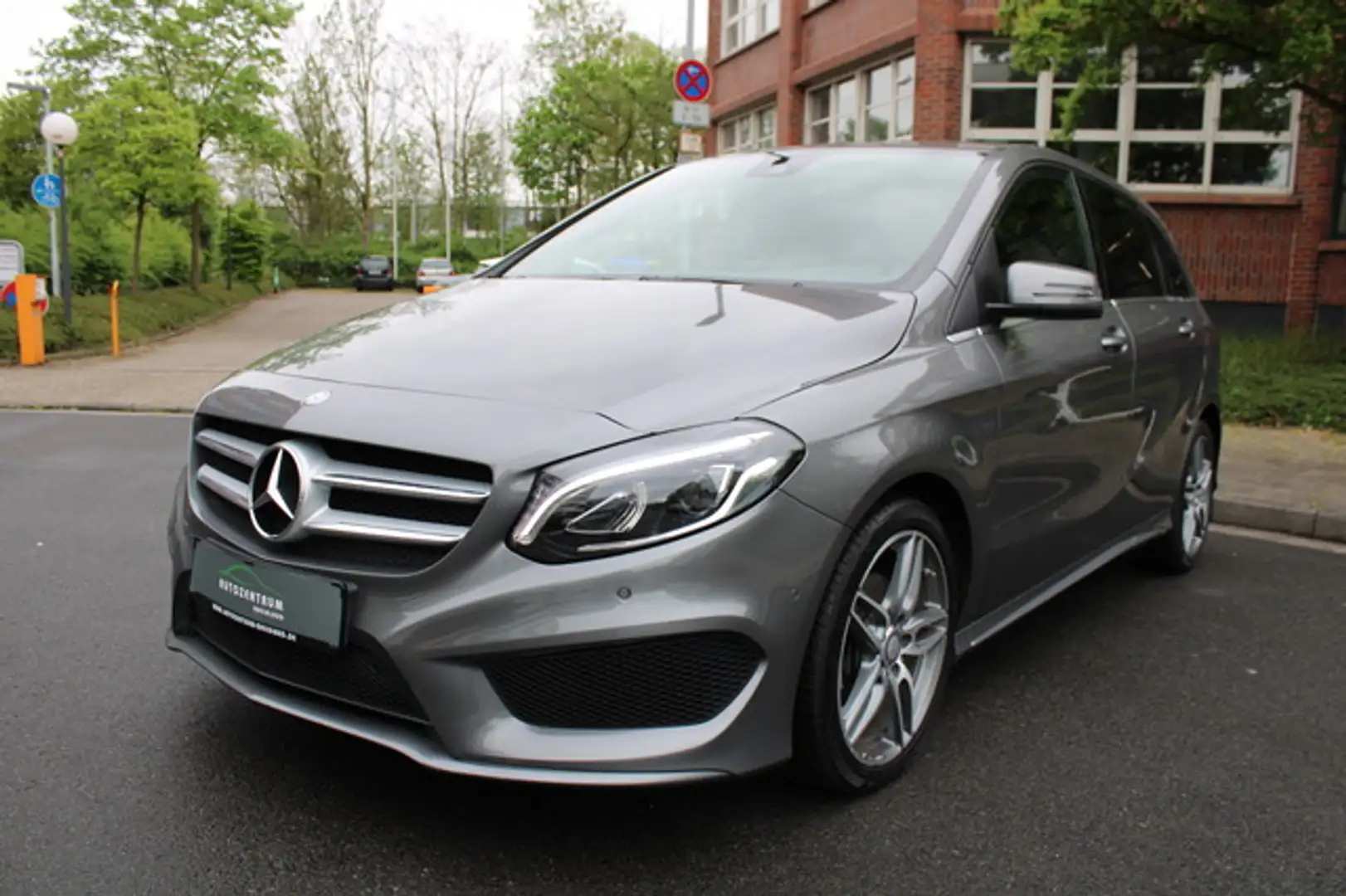 Mercedes-Benz B 200 AMG-Line 1.Hand/Navi/Totwinkel/8-fach/LED Grau - 2