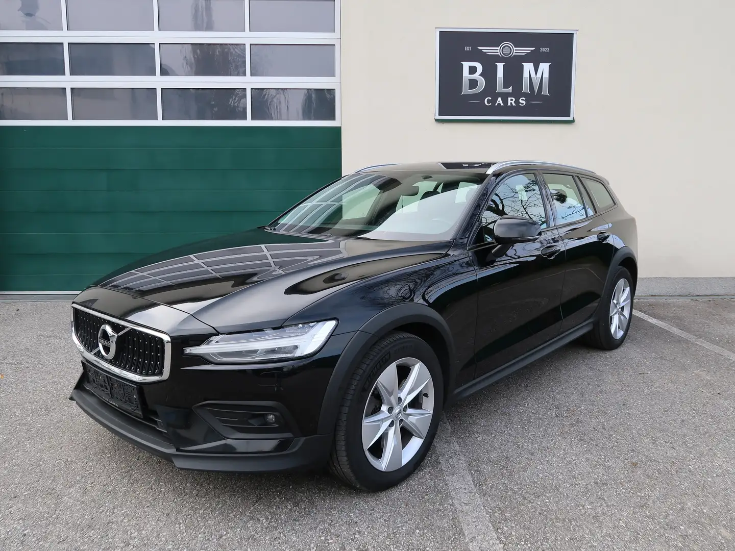Volvo V60 Cross Country Pro AWD AHK, Keyless, Kamera, ACC, Spurhalte, LED Schwarz - 2