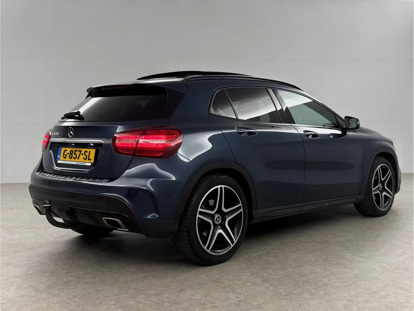 Mercedes-Benz GLA 180 AMG Limited Pano Camera LED Trekhaak Clima Cruise Blauw - 2