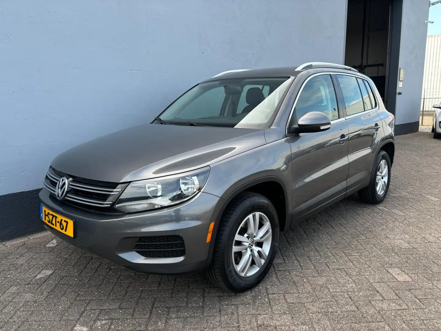 Volkswagen Tiguan 2.0 TSI Sport&Style 4Motion Automaat Grijs - 1
