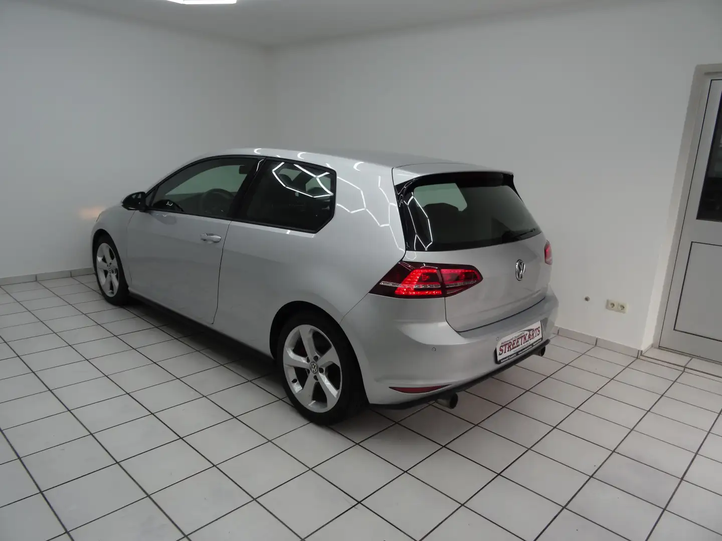 Volkswagen Golf GTI VII 2.0 BMT Automatik PDC Klima BC SH Grau - 2