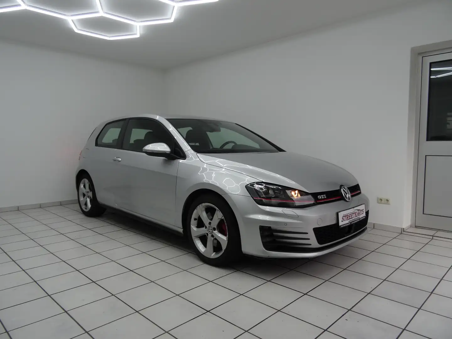 Volkswagen Golf GTI VII 2.0 BMT Automatik PDC Klima BC SH Grau - 1