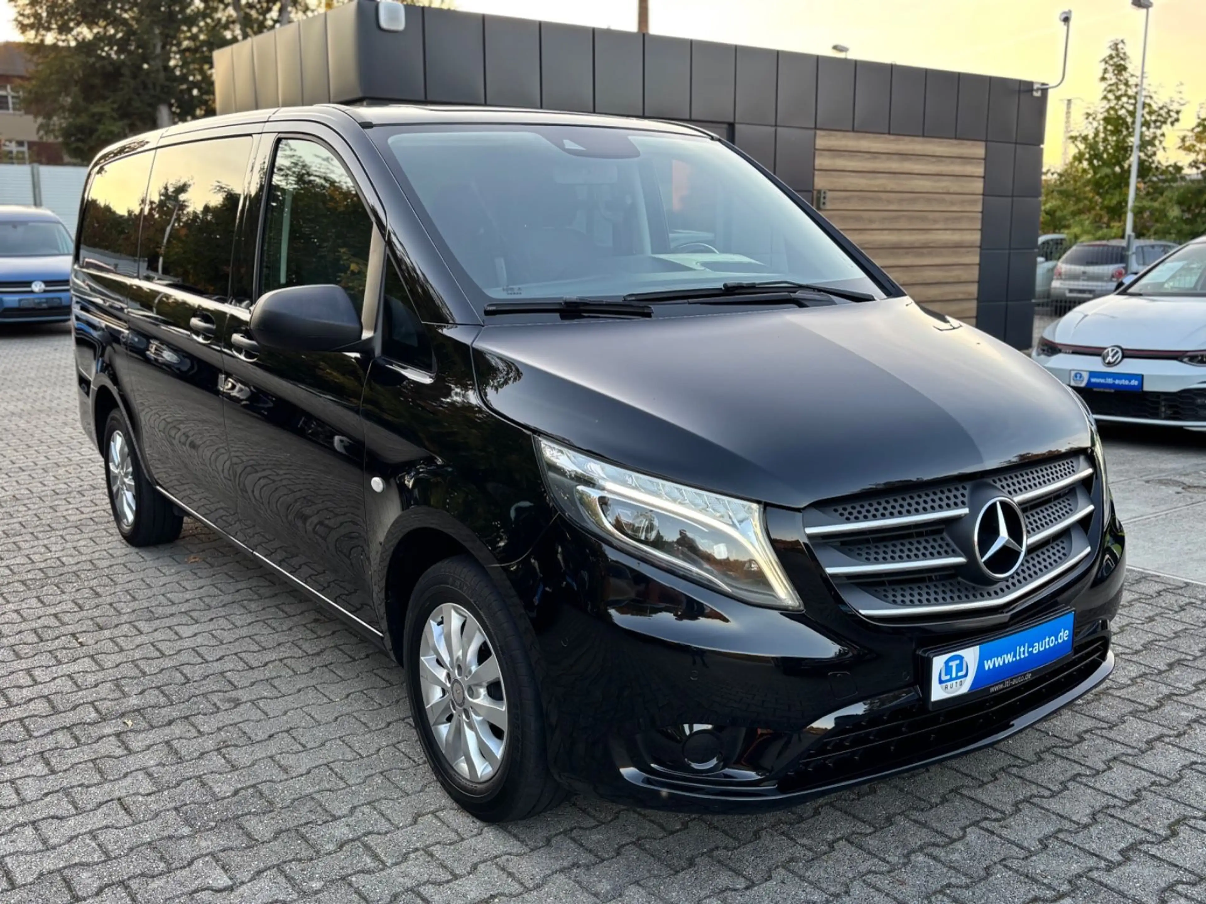 Mercedes-Benz Vito Tourer 163PS lang Select 8Sitz Navi Kam LED