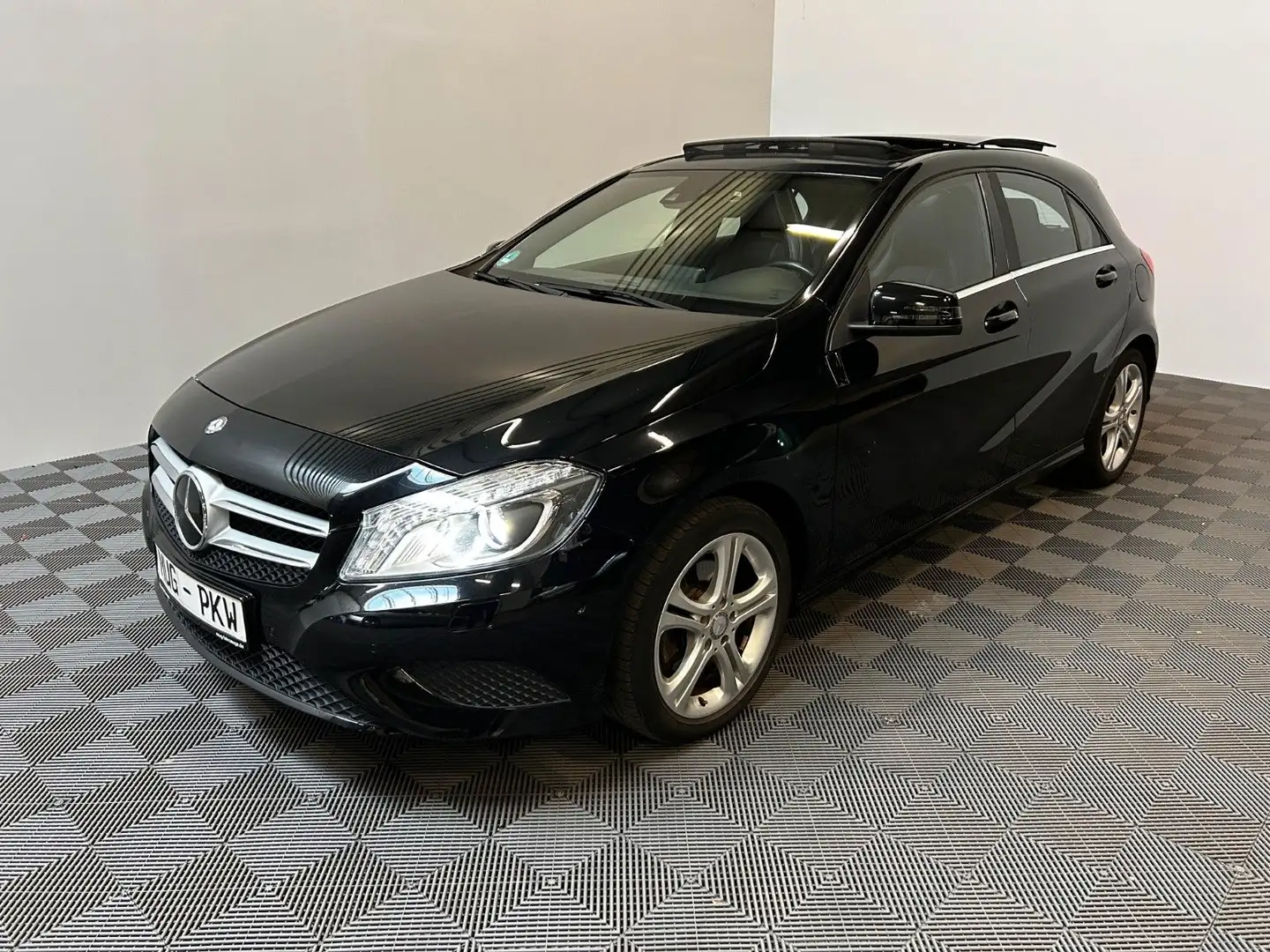 Mercedes-Benz A 200 d Automatik*Pano-Navi-BiXenon-PDC-Tempomat* Noir - 1