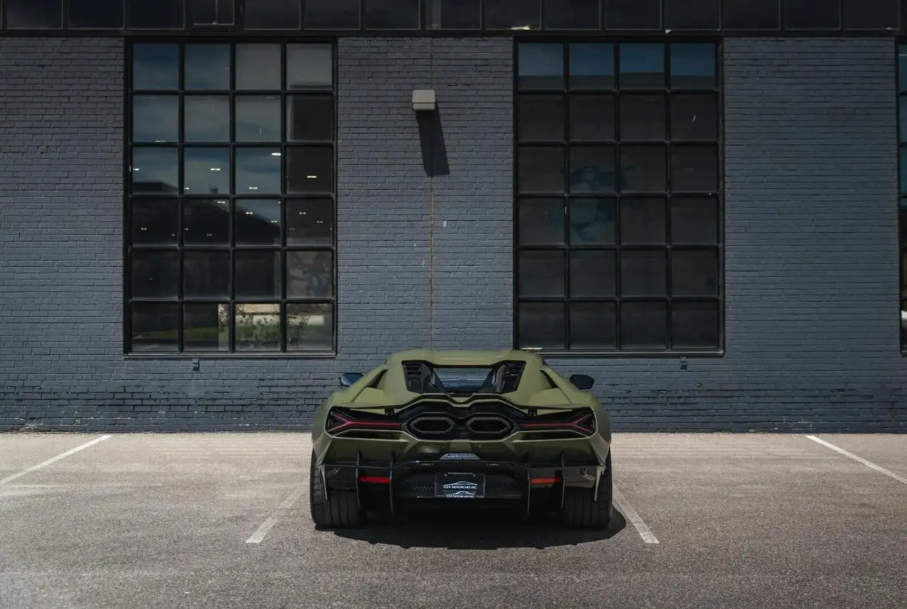 Lamborghini Revuelto снимка Lamborghini Revuelto