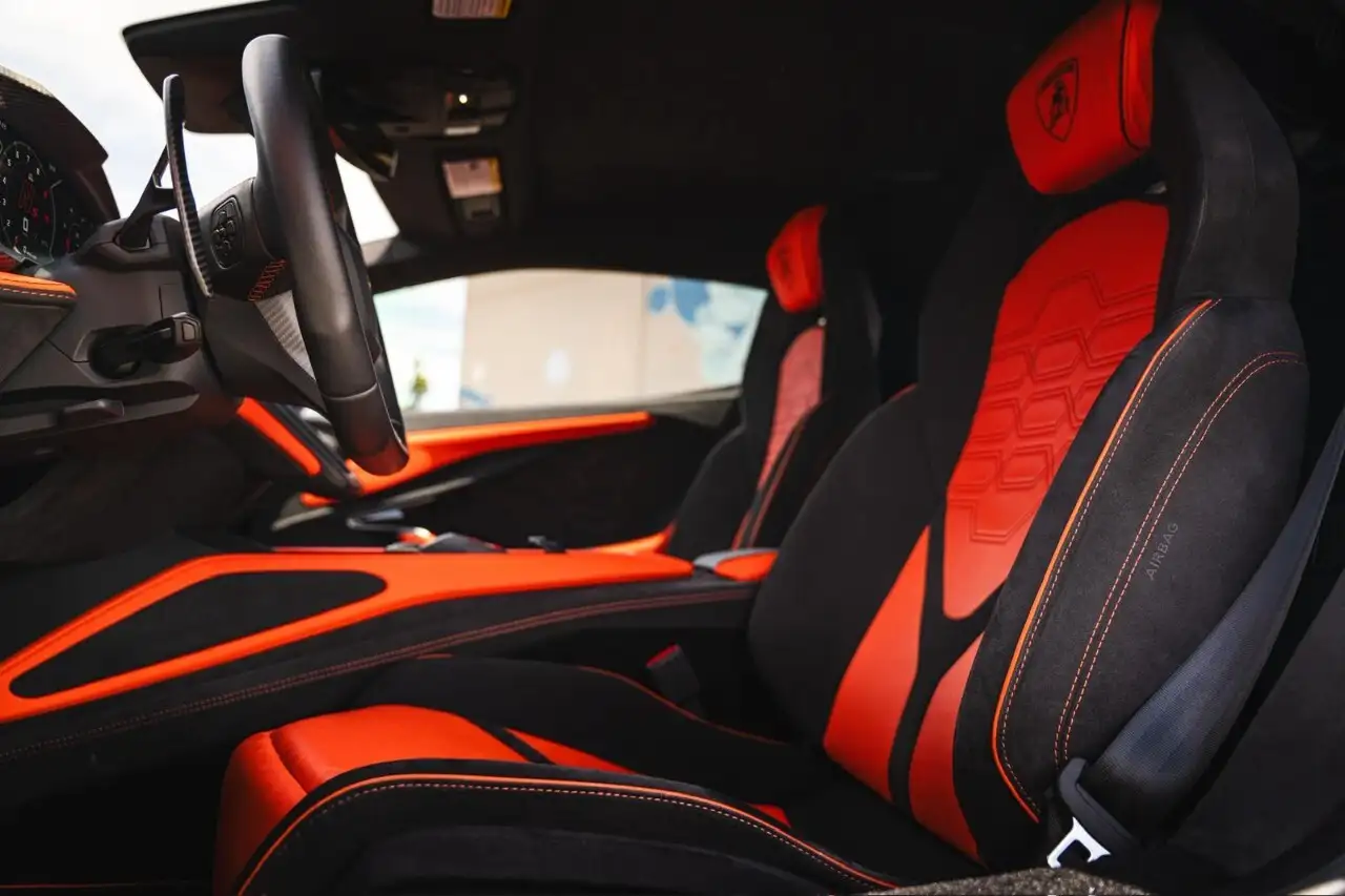 Lamborghini Revuelto снимка Lamborghini Revuelto