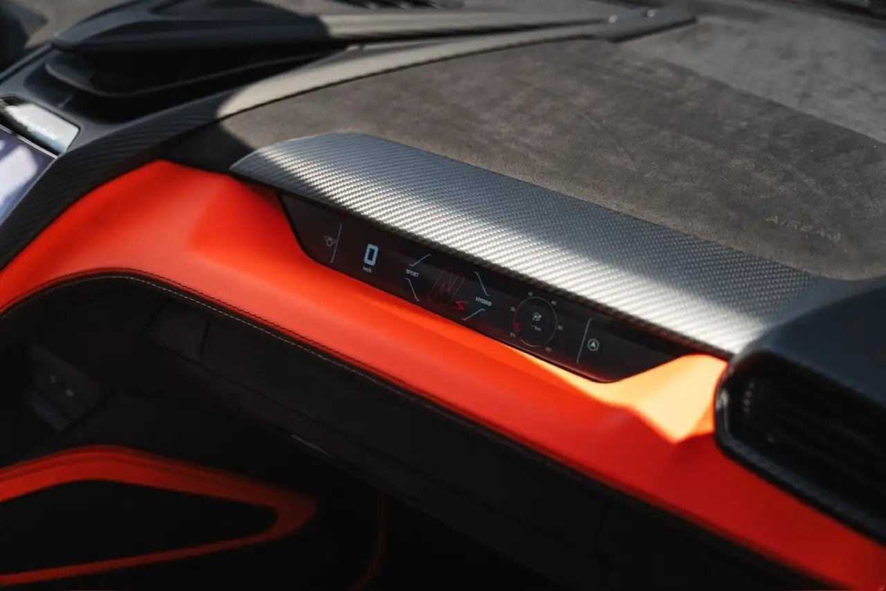 Lamborghini Revuelto снимка Lamborghini Revuelto