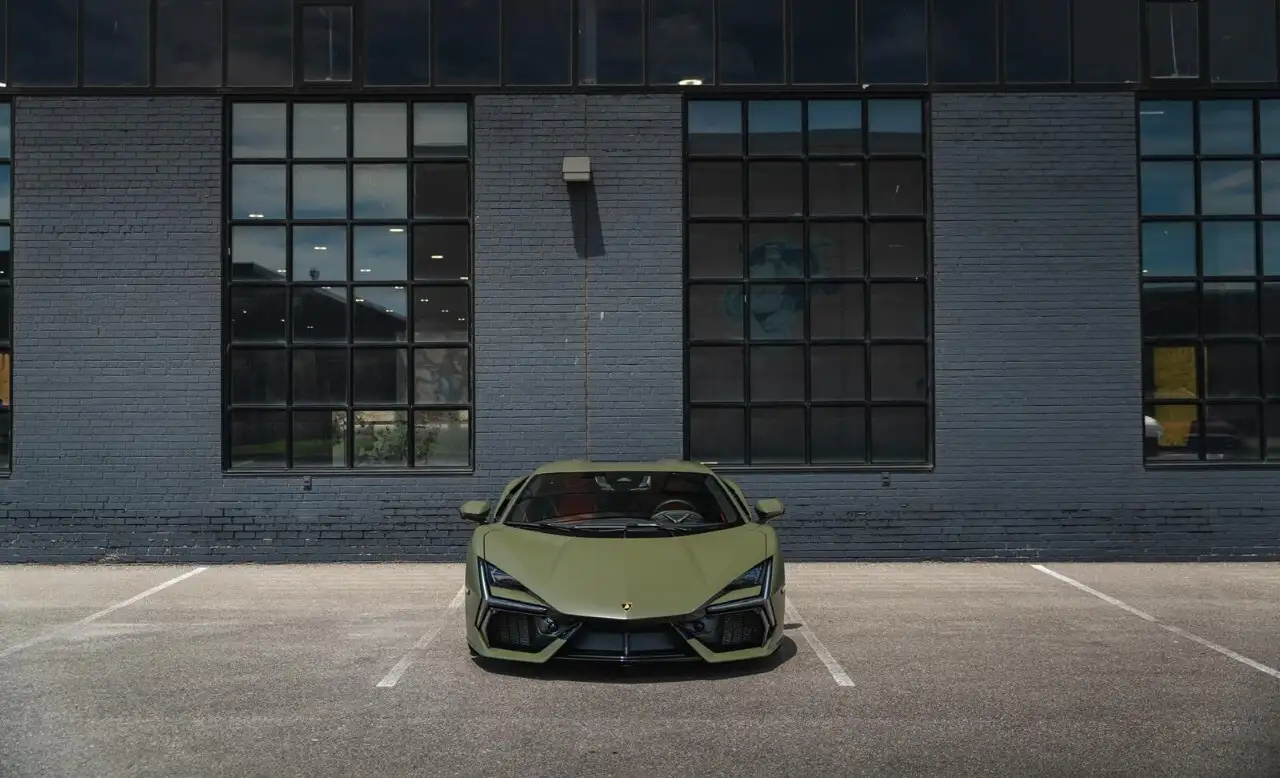 Lamborghini Revuelto снимка Lamborghini Revuelto