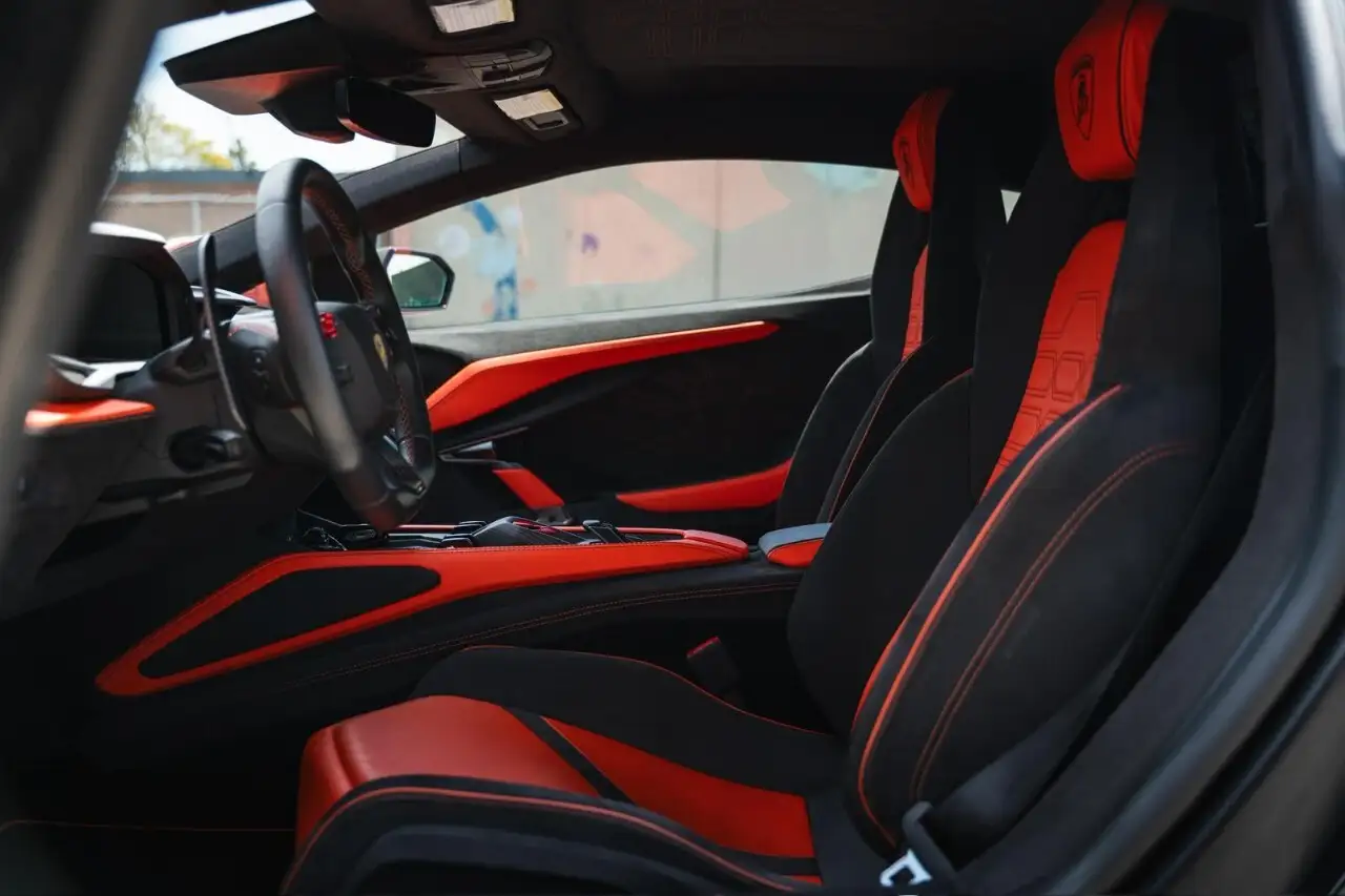 Lamborghini Revuelto снимка Lamborghini Revuelto