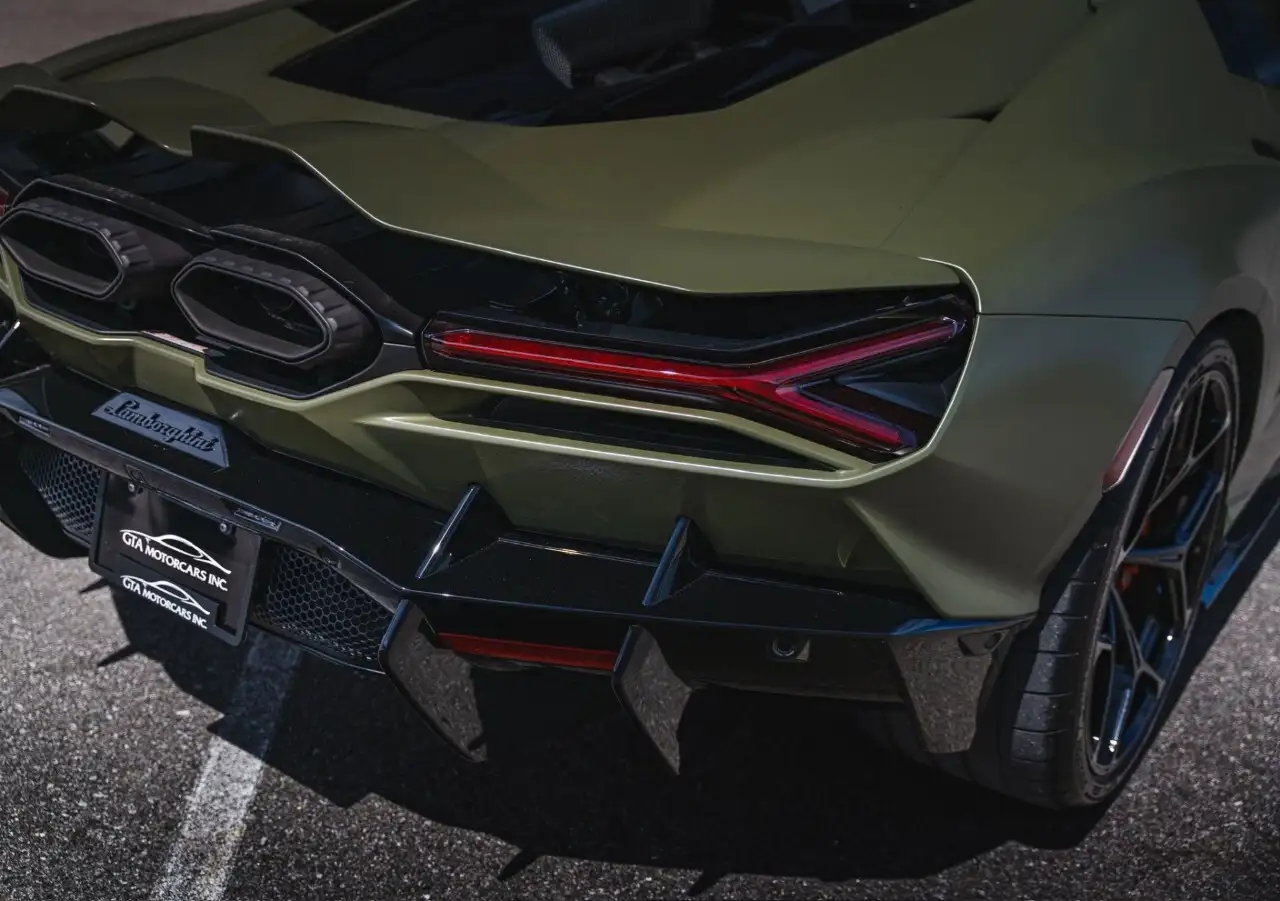 Lamborghini Revuelto снимка Lamborghini Revuelto