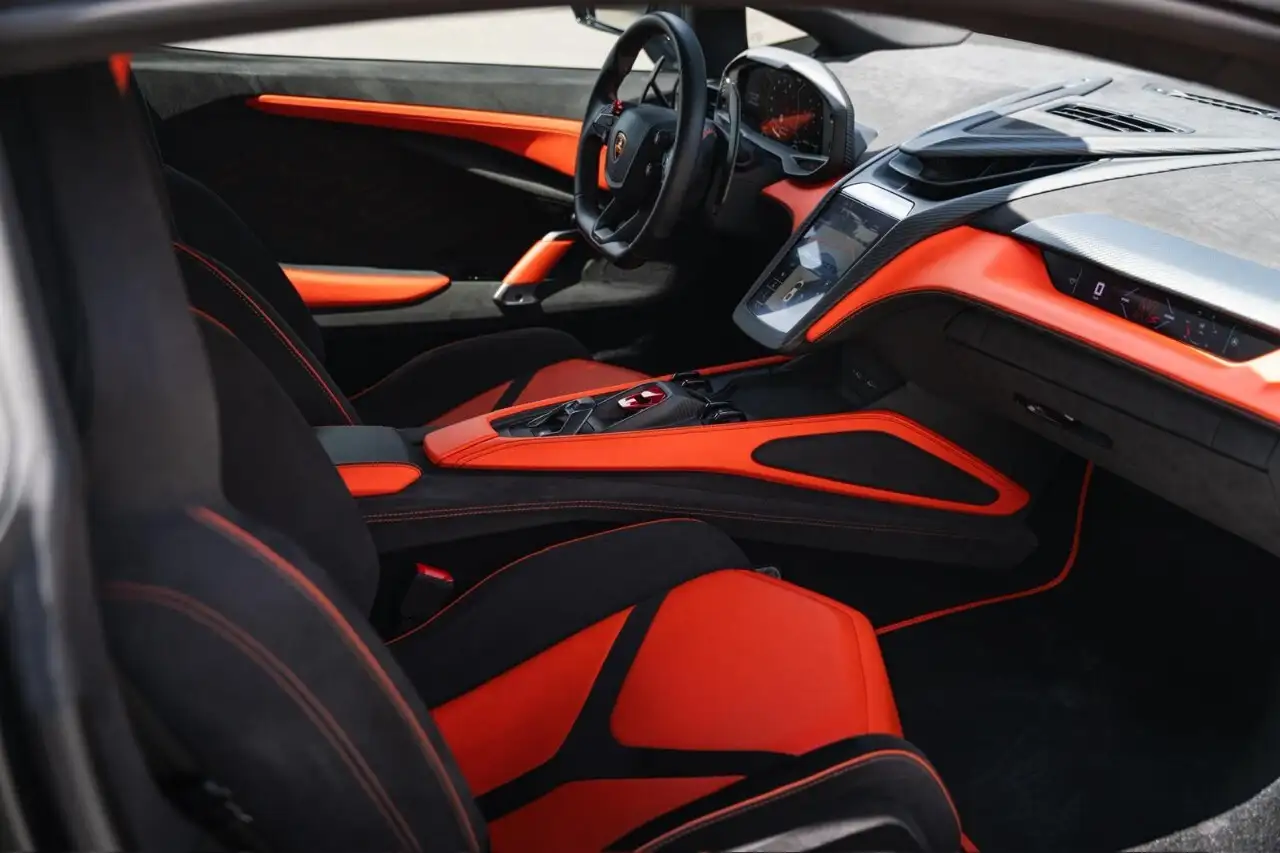 Lamborghini Revuelto снимка Lamborghini Revuelto