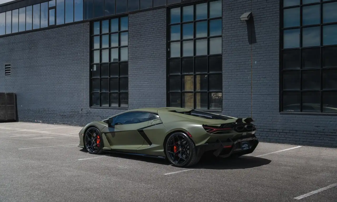 Lamborghini Revuelto снимка Lamborghini Revuelto