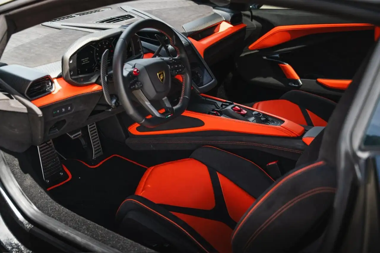 Lamborghini Revuelto снимка Lamborghini Revuelto