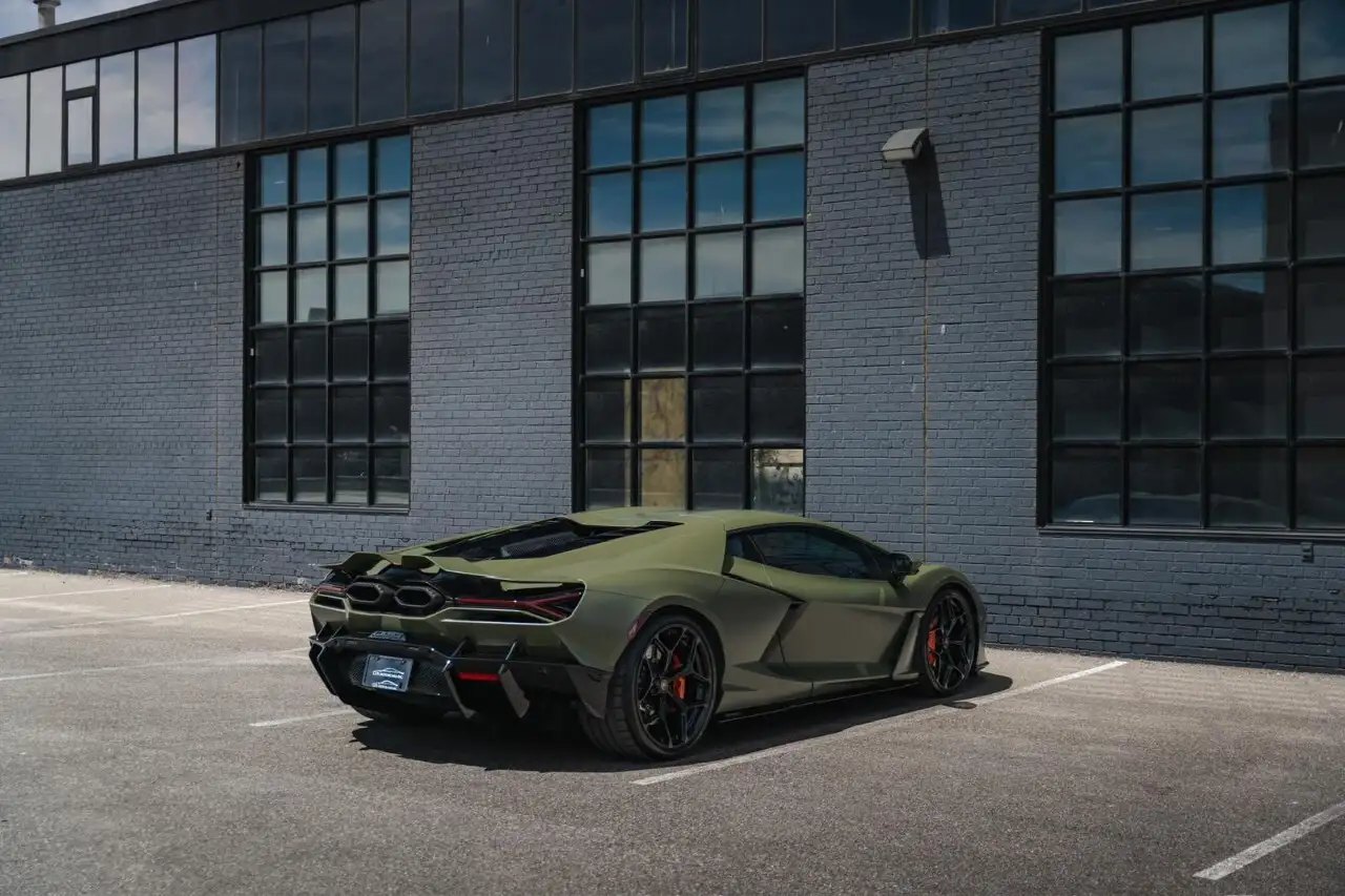 Lamborghini Revuelto снимка Lamborghini Revuelto