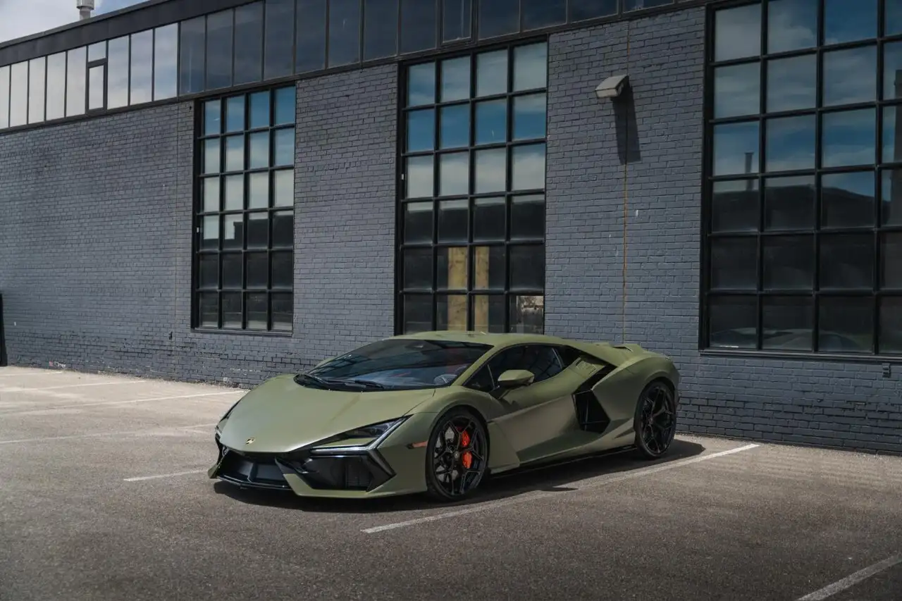 Lamborghini Revuelto снимка Lamborghini Revuelto