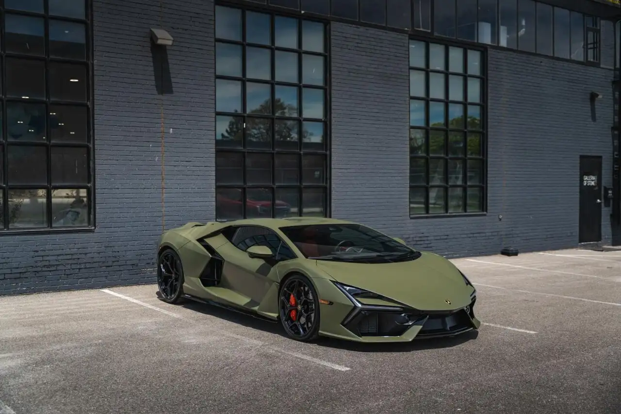 Lamborghini Revuelto снимка Lamborghini Revuelto