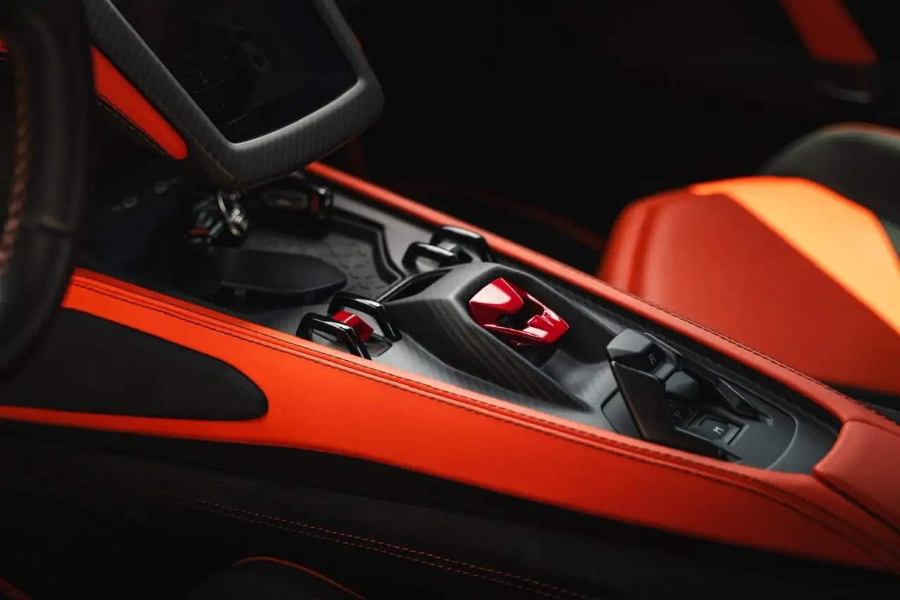Lamborghini Revuelto снимка Lamborghini Revuelto