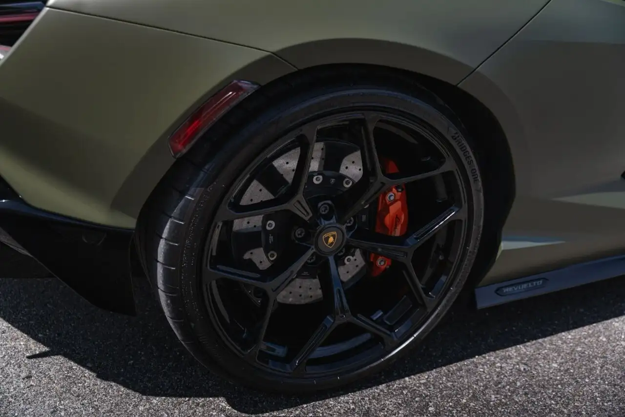 Lamborghini Revuelto снимка Lamborghini Revuelto