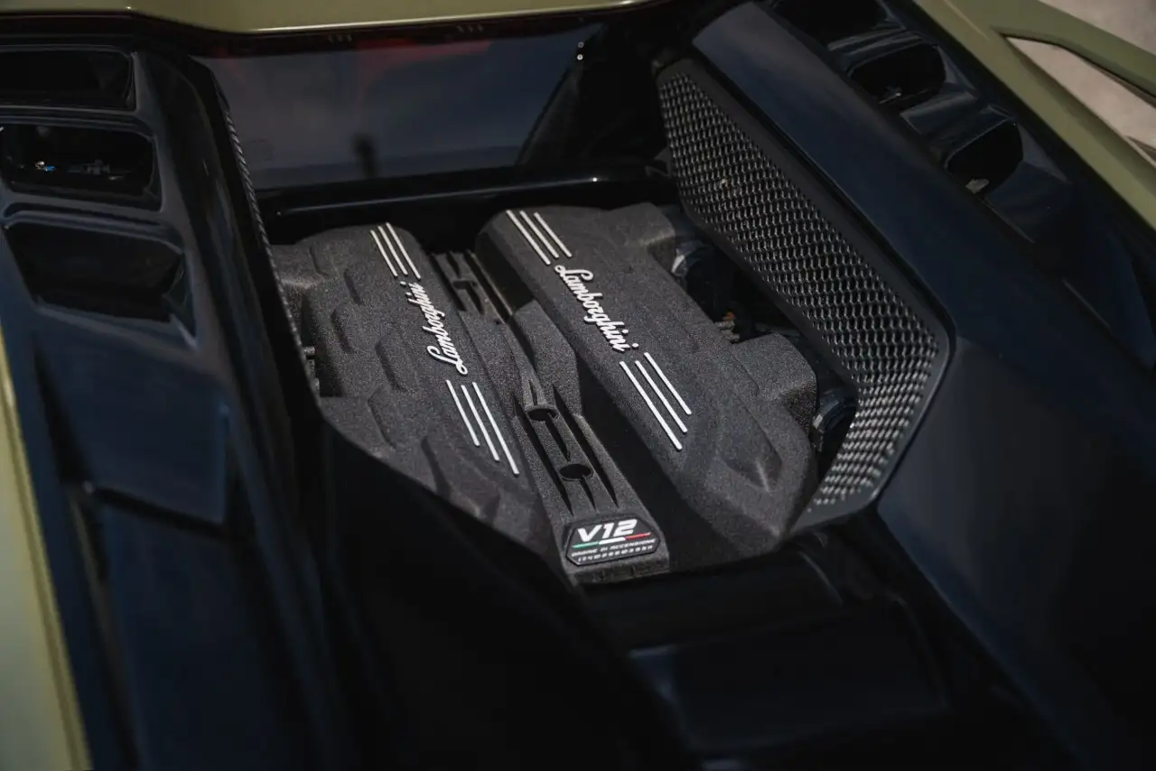 Lamborghini Revuelto снимка Lamborghini Revuelto