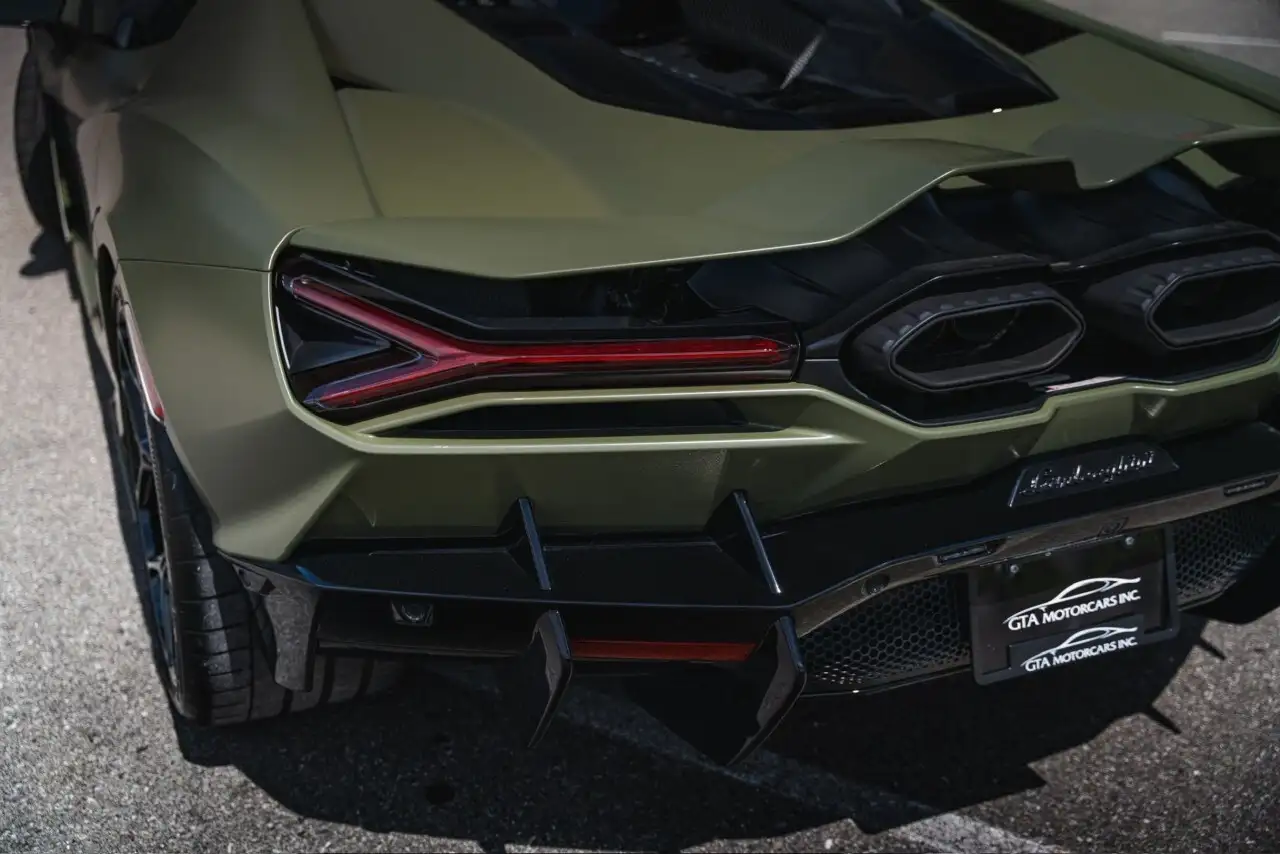 Lamborghini Revuelto снимка Lamborghini Revuelto