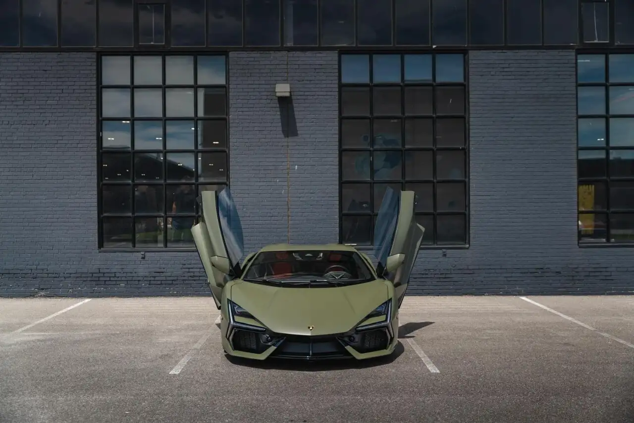 Lamborghini Revuelto снимка Lamborghini Revuelto