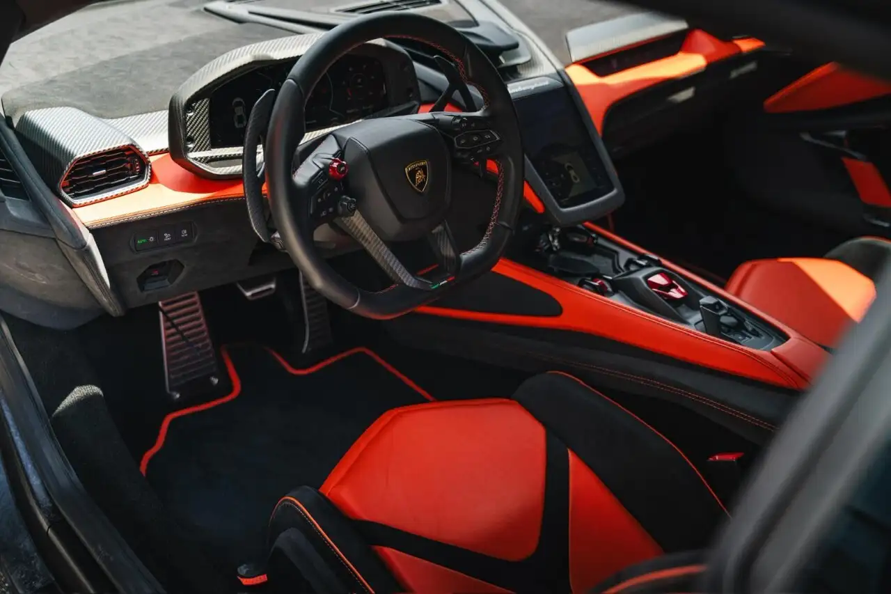 Lamborghini Revuelto снимка Lamborghini Revuelto