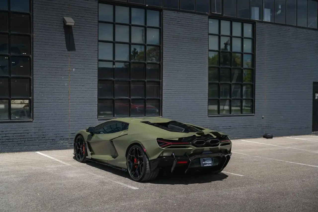Lamborghini Revuelto снимка Lamborghini Revuelto