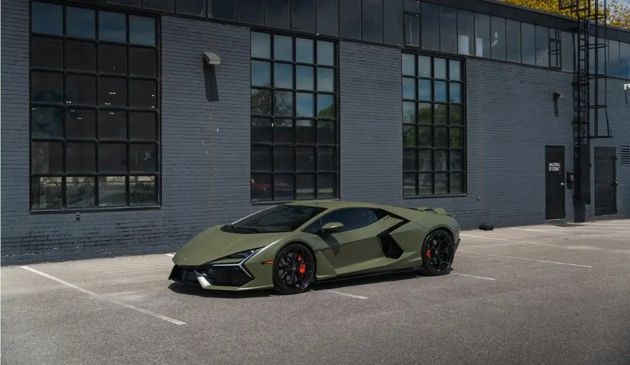Lamborghini Revuelto снимка Lamborghini Revuelto