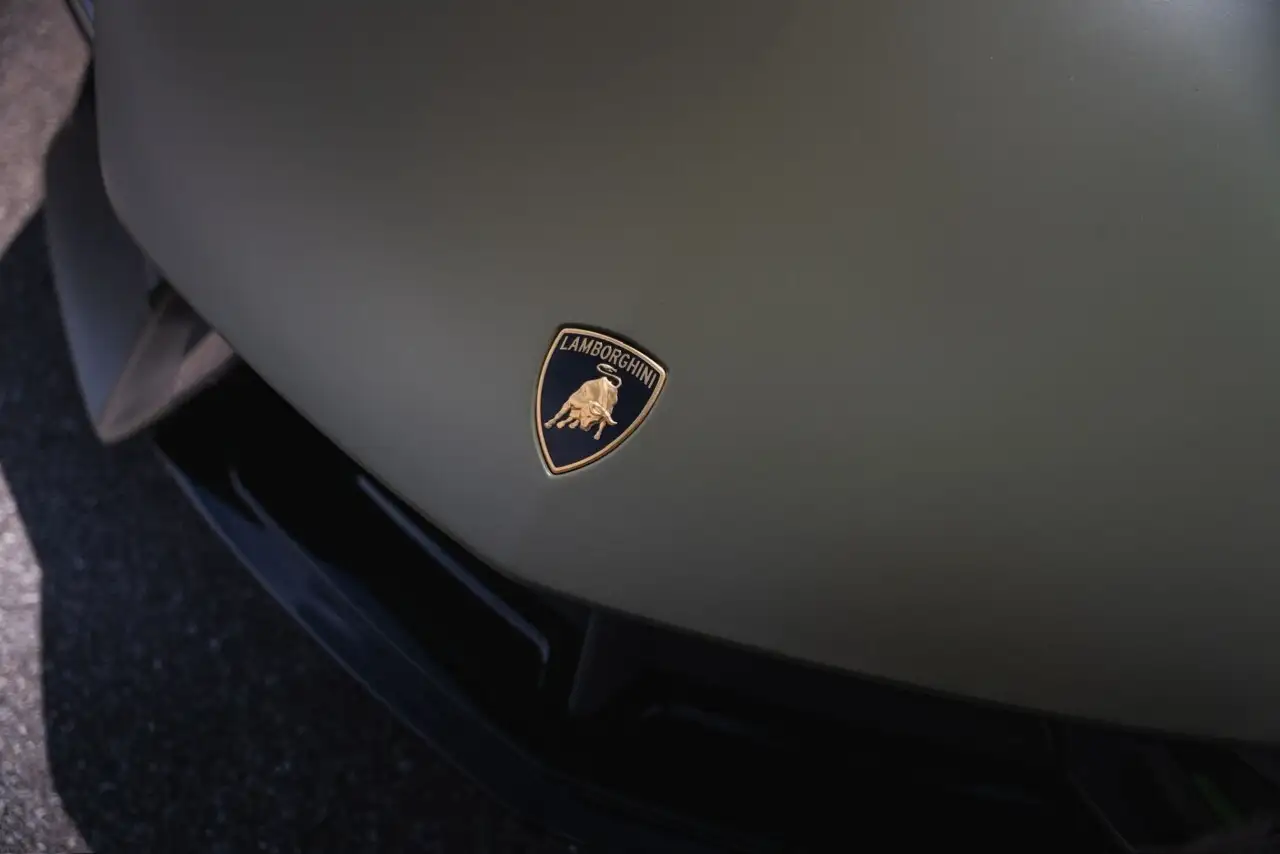 Lamborghini Revuelto снимка Lamborghini Revuelto