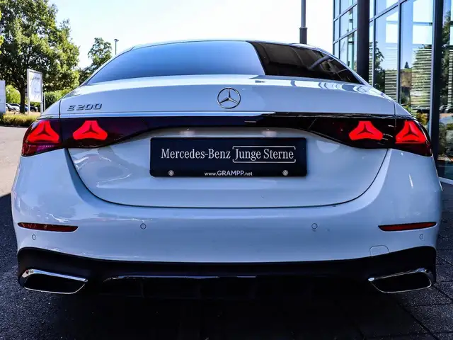 Mercedes-Benz E Class view 4
