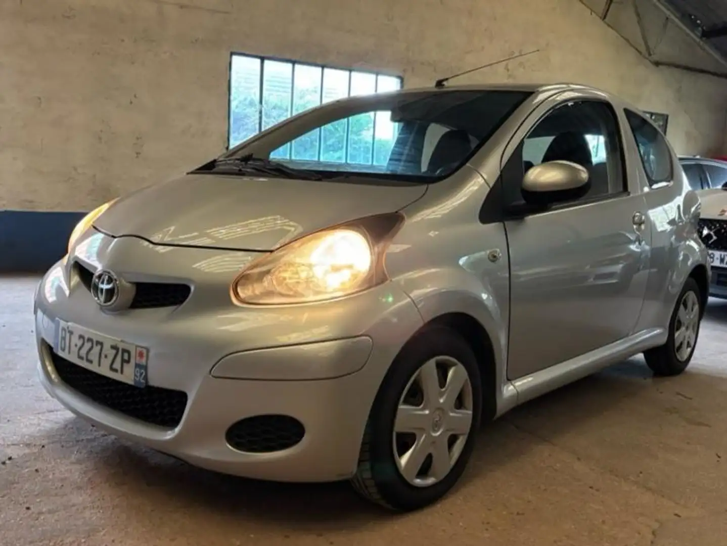 Toyota Aygo 1.0 VVT-i 68ch Confort 3p Gris - 1