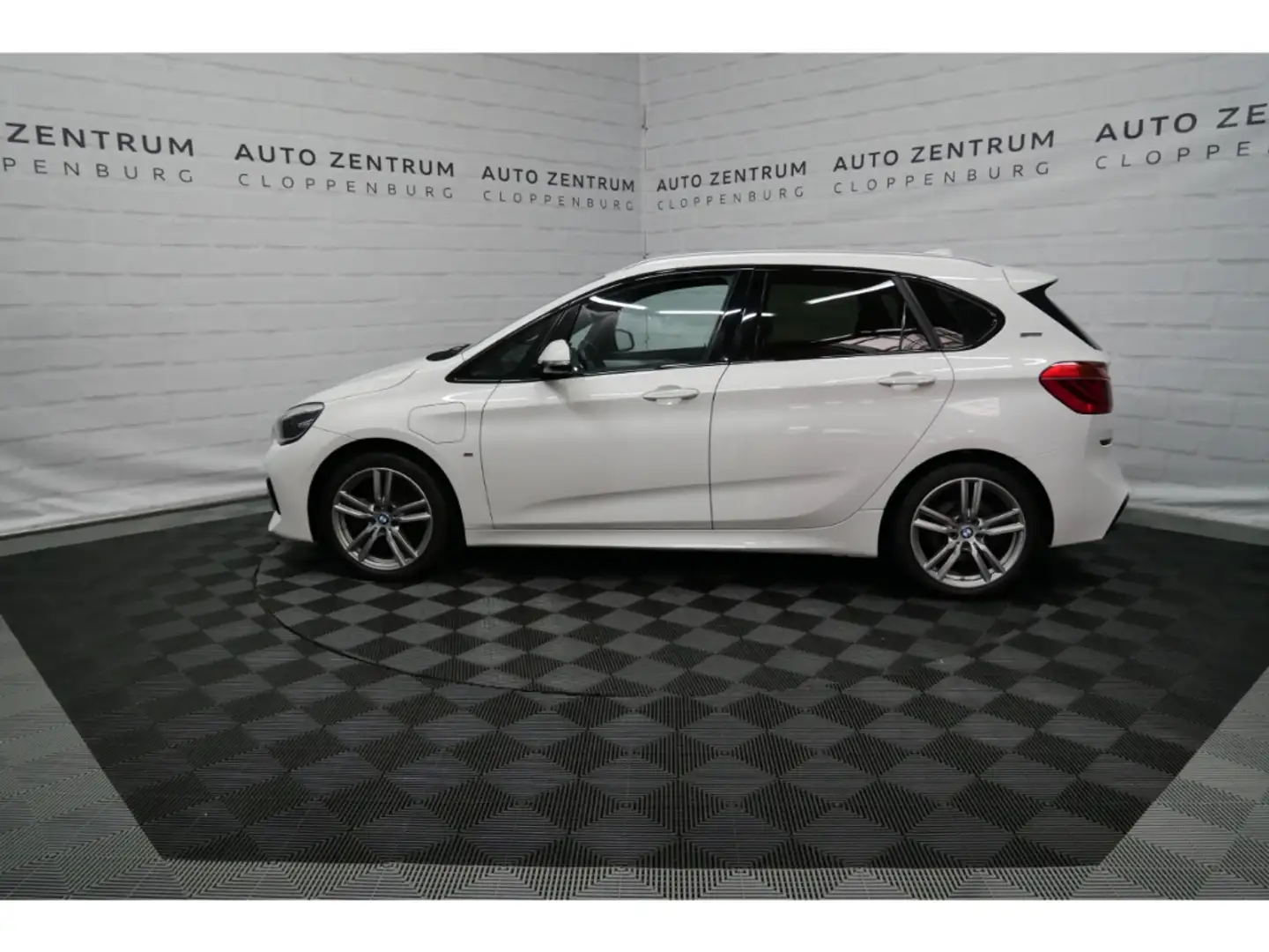 BMW 225 Active Tourer xe M Sport  Pano+LED+Leder+Navi+HUD+ Weiß - 2