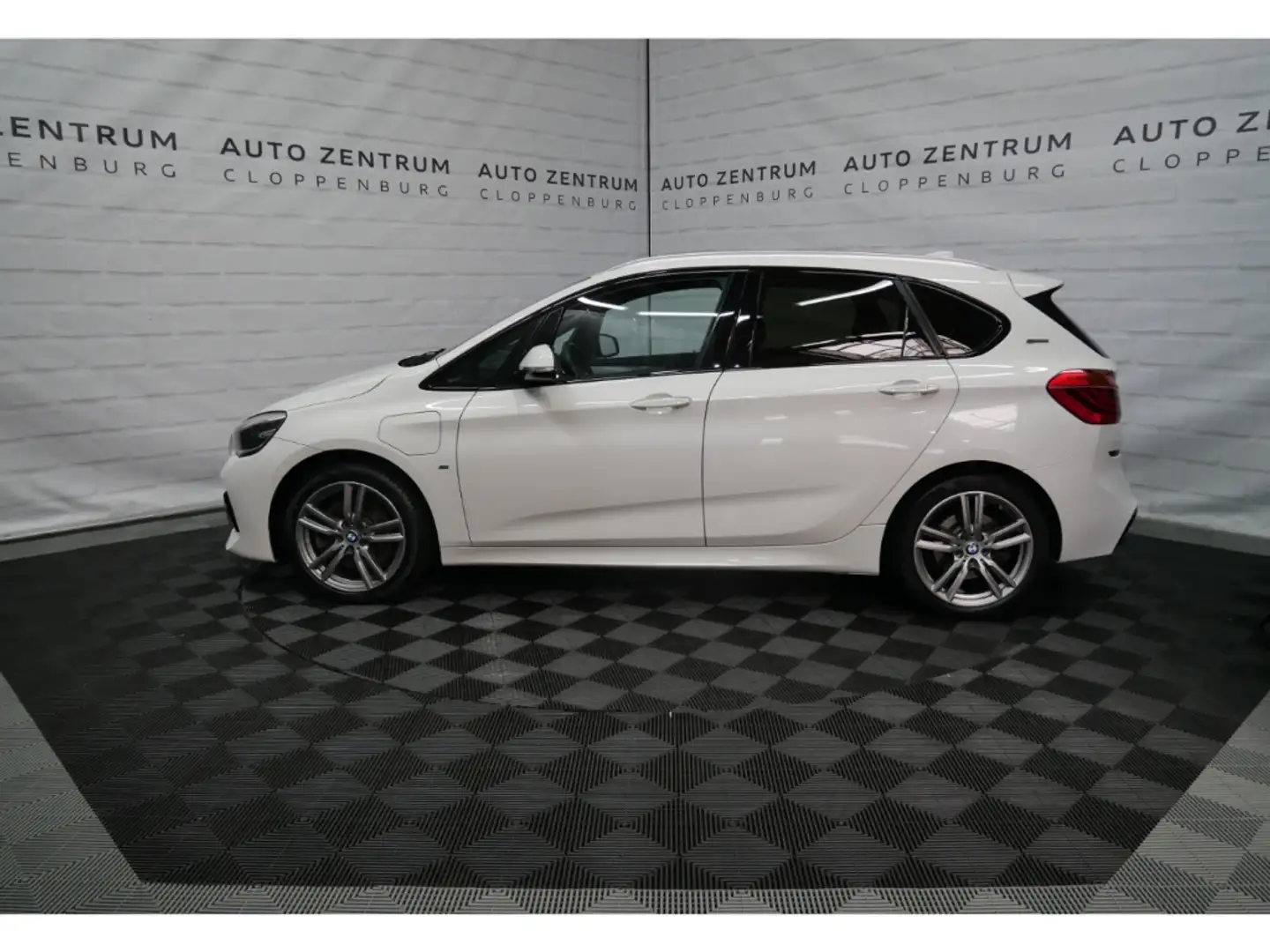BMW 225 Active Tourer xe M Sport  Pano+LED+Leder+Navi+HUD+ Weiß - 2