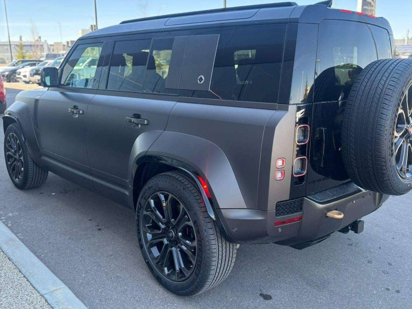 2025 Land Rover Defender 110 P635 OCTA alt 2