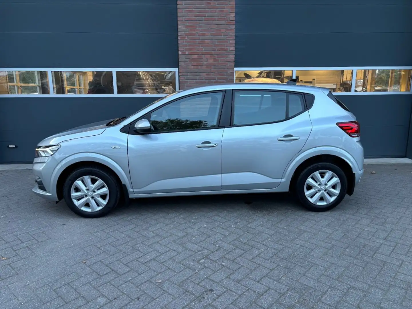 Dacia Sandero 1.0 TCE 90 ESSENTIAL Grijs - 2
