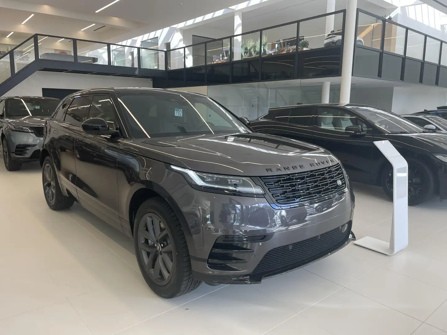 Land Rover Range Rover Velar P400e Dynamic SE MY24 Grijs - 1