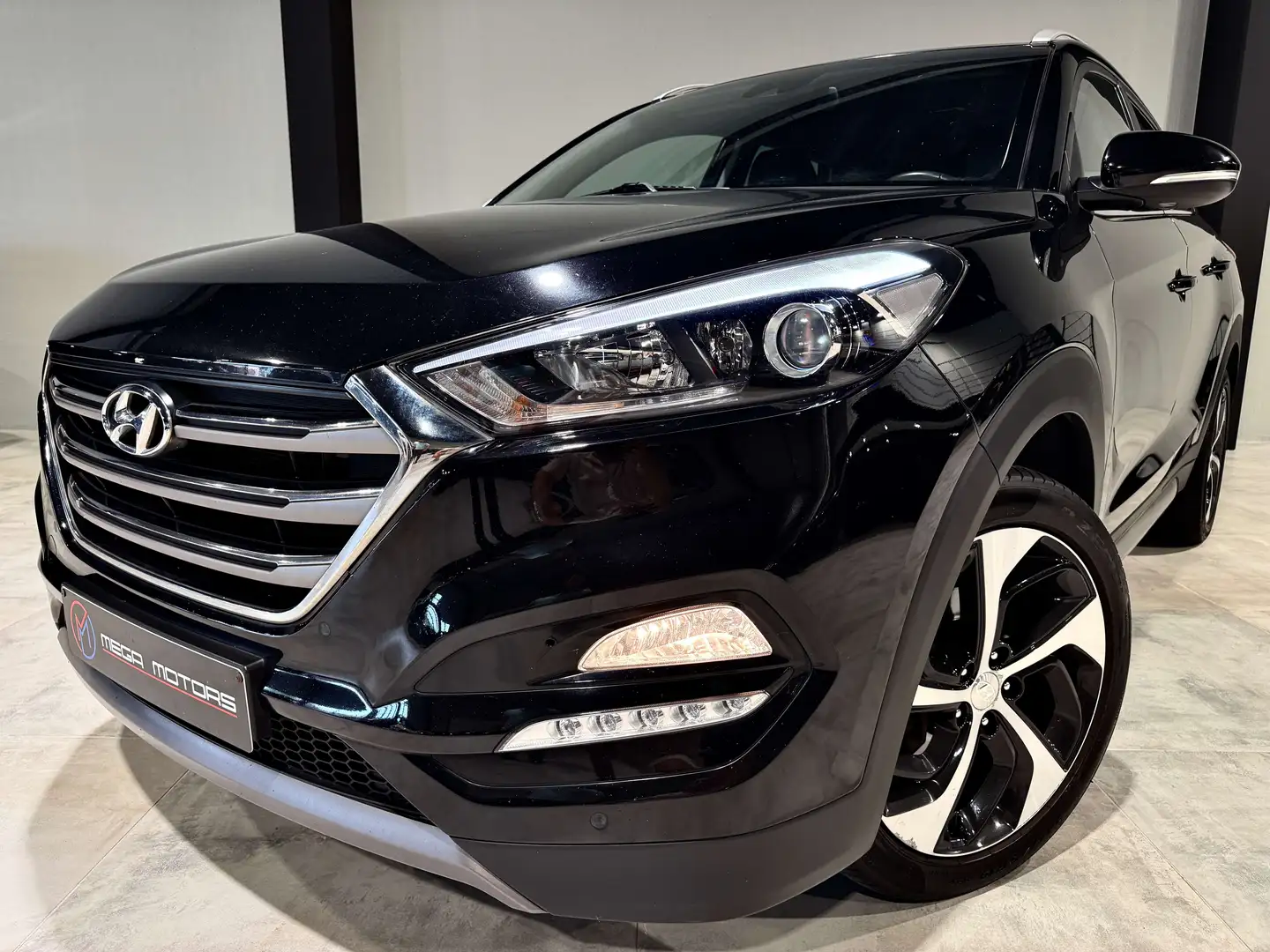 Hyundai TUCSON 1.7 CRDi 116CV PACK PREMiUM PLUS 1ER MAiN GARANTiE Noir - 1