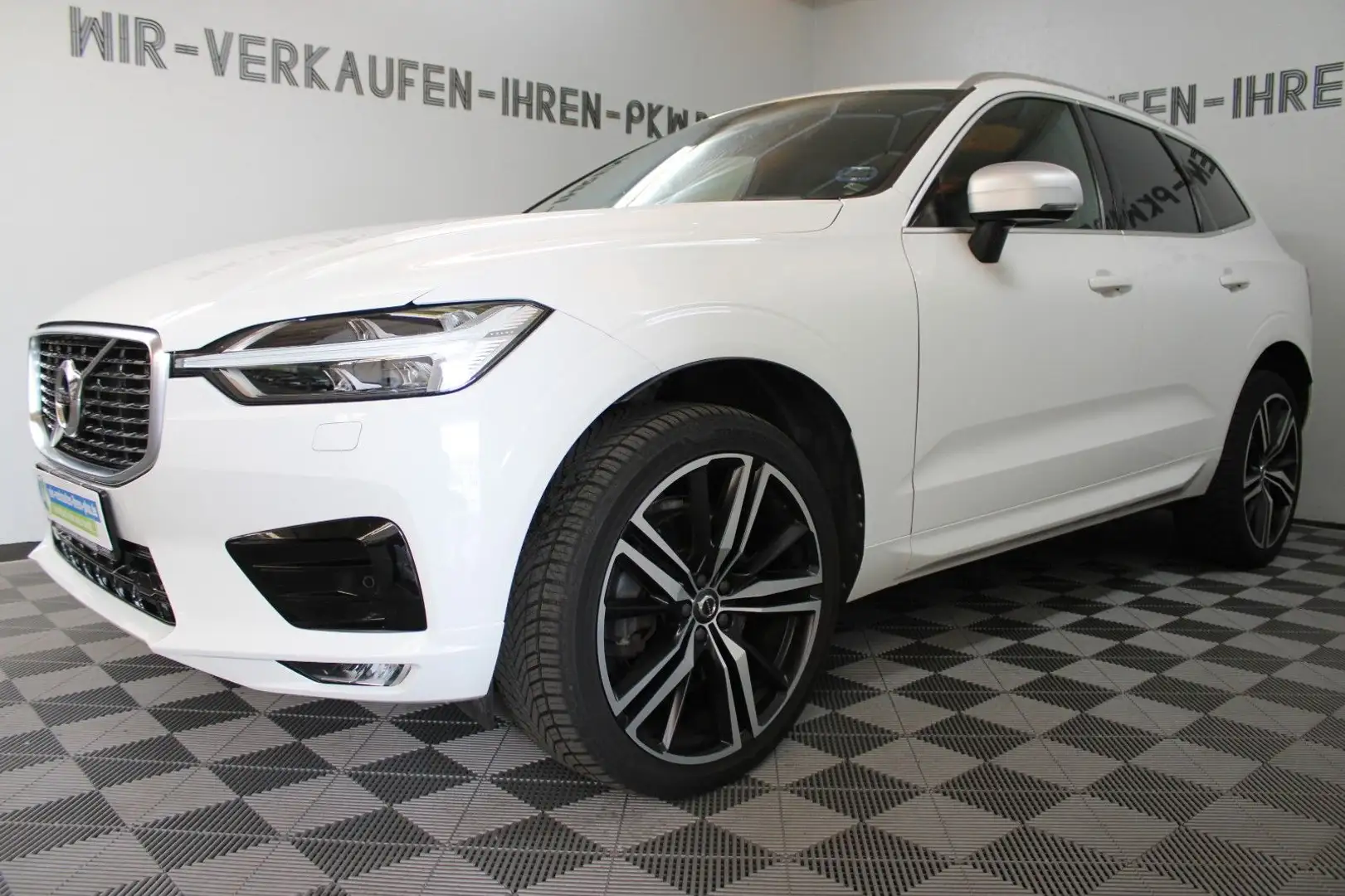 Volvo XC60 R Design AWD AHK ACC Pano LKHZ 21Zoll Weiß - 1