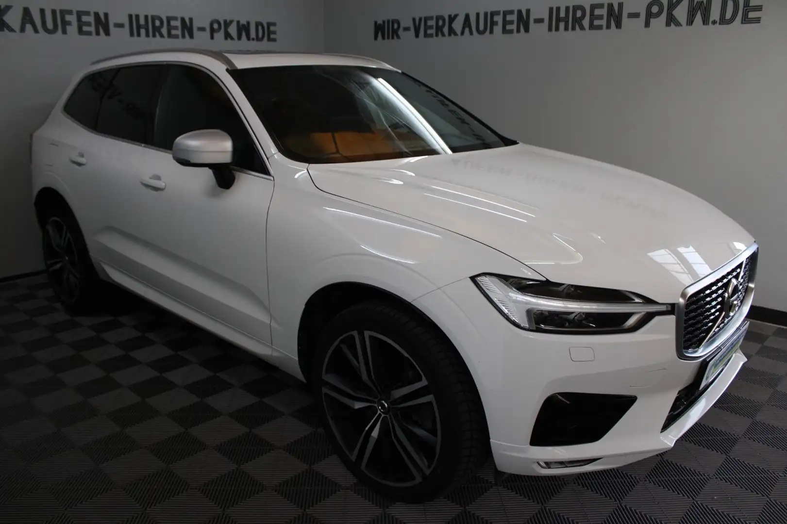 Volvo XC60 R Design AWD AHK ACC Pano LKHZ 21Zoll Weiß - 2